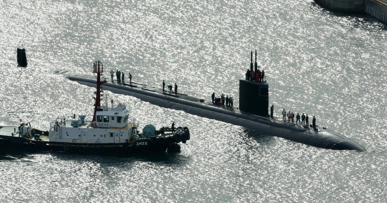 미국 해군의 로스앤젤레스급(LA급) 공격형 핵추진 잠수함 ‘그린빌함’(SSN-772·6900t급)이 23일 오전 부산 남구 해군작전사령부 부산작전기지에 입항하고 있다.  길이 110m, 폭 10m, 승조원 140여 명인 이 잠수함은 토마호크 순항미사일 및 12개의 수직발사시스템(VLS), MK48 어뢰 및 4개의 발사관 등을 갖추고 있다. 2025.12.23. [부산=뉴시스]