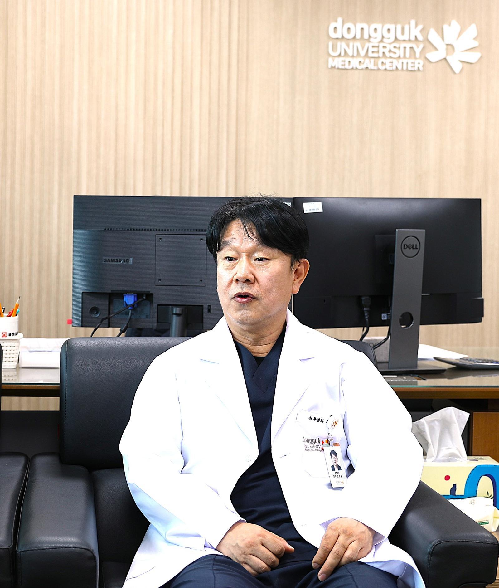 23일 동국대 경주병원 연구실에서 김도균 산부인과 교수가 자궁내막증 수술 과정을 설명하고 있다. 김 교수는 “세계적인 통계로 볼 때 우리나라 환자는 80만~100만 명으로 추산된다”며 “젊은 날을 고통 속에서 보내는 여성 환자들이 병을 이겨낼 수 있도록 돕고 싶다”고 말했다. 동국대 경주병원 제공