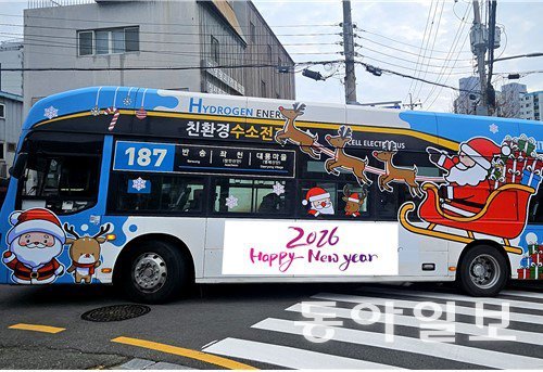 9년 동안 부산 시내를 누벼 온 대진여객 187번 산타버스. 부산시 제공