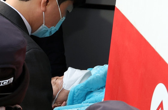 부산에서 신원 미상 남성에게 피습을 당한 이재명 더불어민주당 대표가 2일 오후 서울 종로구 서울대병원에 도착해 이송되고 있다. 2024.1.2. 뉴스1