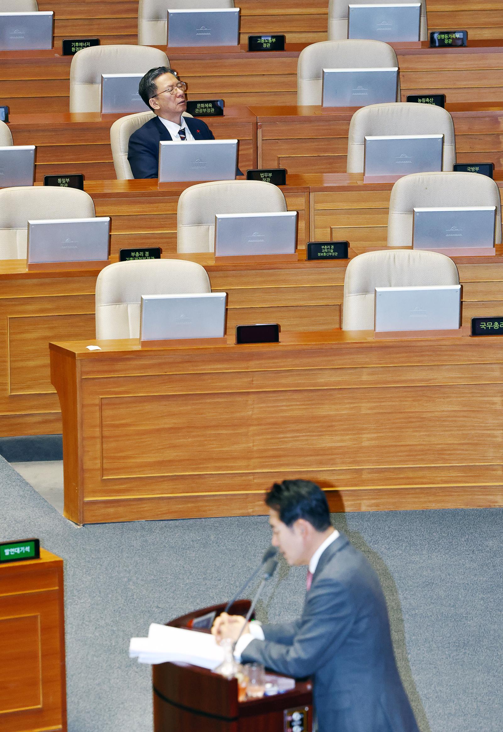 정성호 법무부 장관이 23일 오전 서울 여의도 국회에서 열린 제430회국회(임시회) 제2차 본회의에서 장동혁 국민의힘 대표의 ‘내란전담재판부설치 관련 법안’에 대한 무제한토론(필리버스터) 도중 눈을 감고 있다. 2025.12.23. 뉴시스