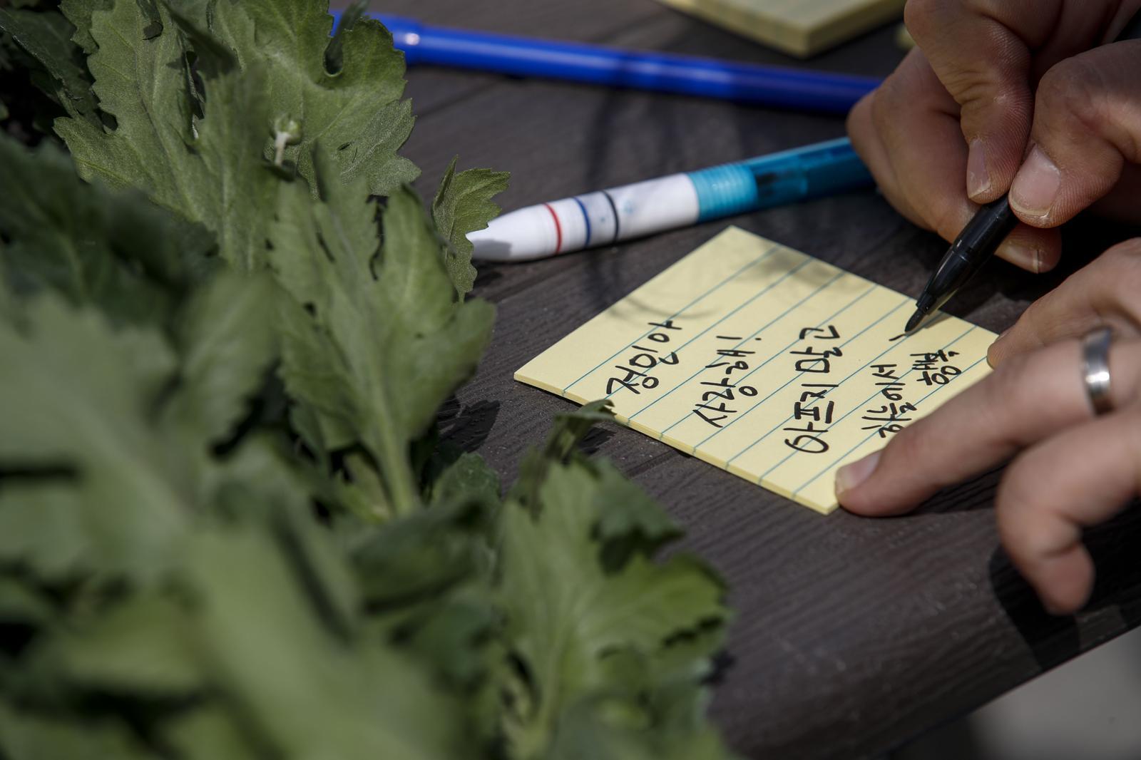 입양한 16개월 여아 정인이를 학대 끝에 숨지게 한 혐의를 받는 양모의 대법원 선고를 앞두고 대한아동학대방지협회 관계자들이 정인이에게 보내는 메세지를 적고 있다. 뉴시스