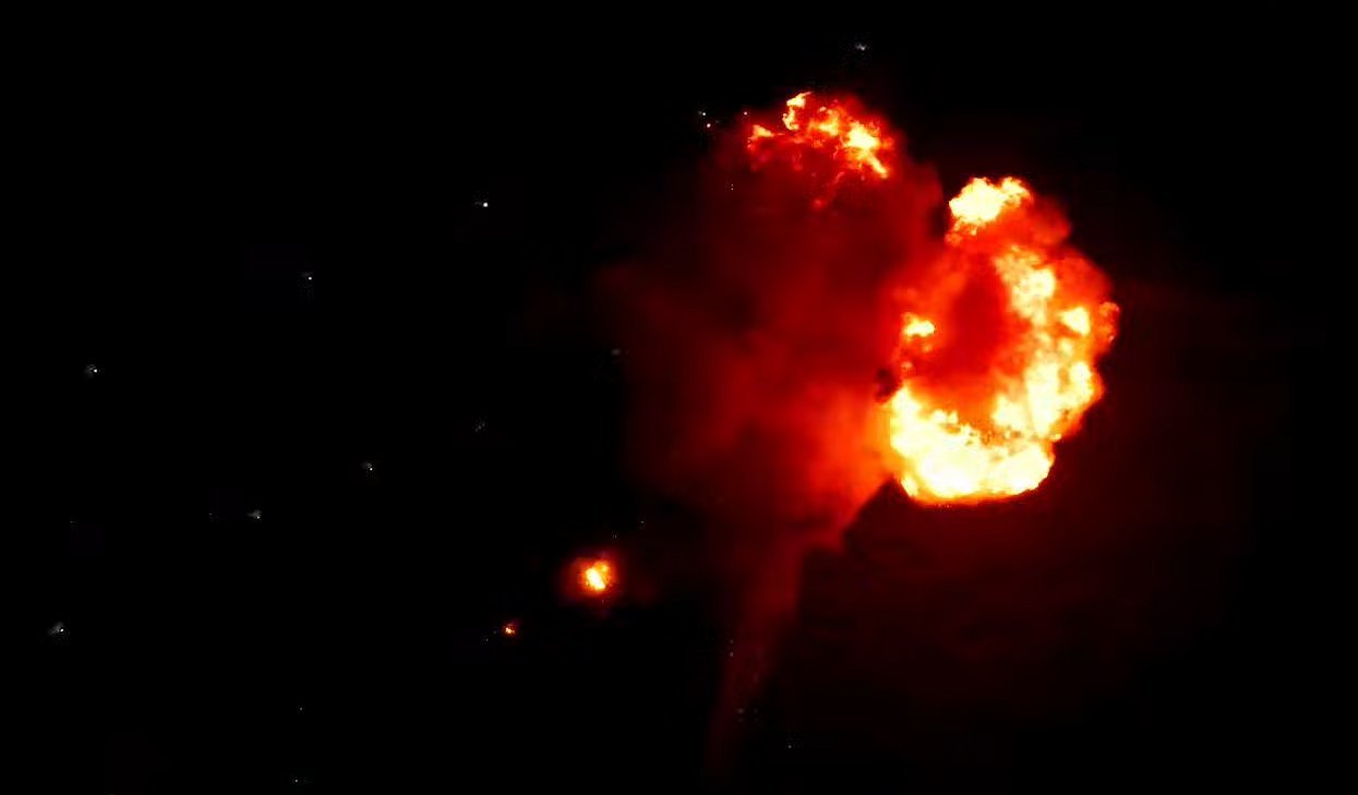 23일(한국 시간) 브라질 공군 산하 알칸타라 우주센터에서 민간 우주발사체 기업 이노스페이스의 첫 상업 발사체 ‘한빛-나노(HANBIT-Nano)’가 발사됐으나 폭발하는 것으로 추정되는 장면이 포착됐다. 한빛-나노는 이륙 후 약 1분이 지날 때까지는 비행을 진행했으나 우주로 솟구치는 과정에서 ‘비행 중 예기치 못한 현상이 감지됐다’는 안내가 송출됐다. (사진=이노스페이스 유튜브 캡쳐) 2025.12.23.[서울=뉴시스]