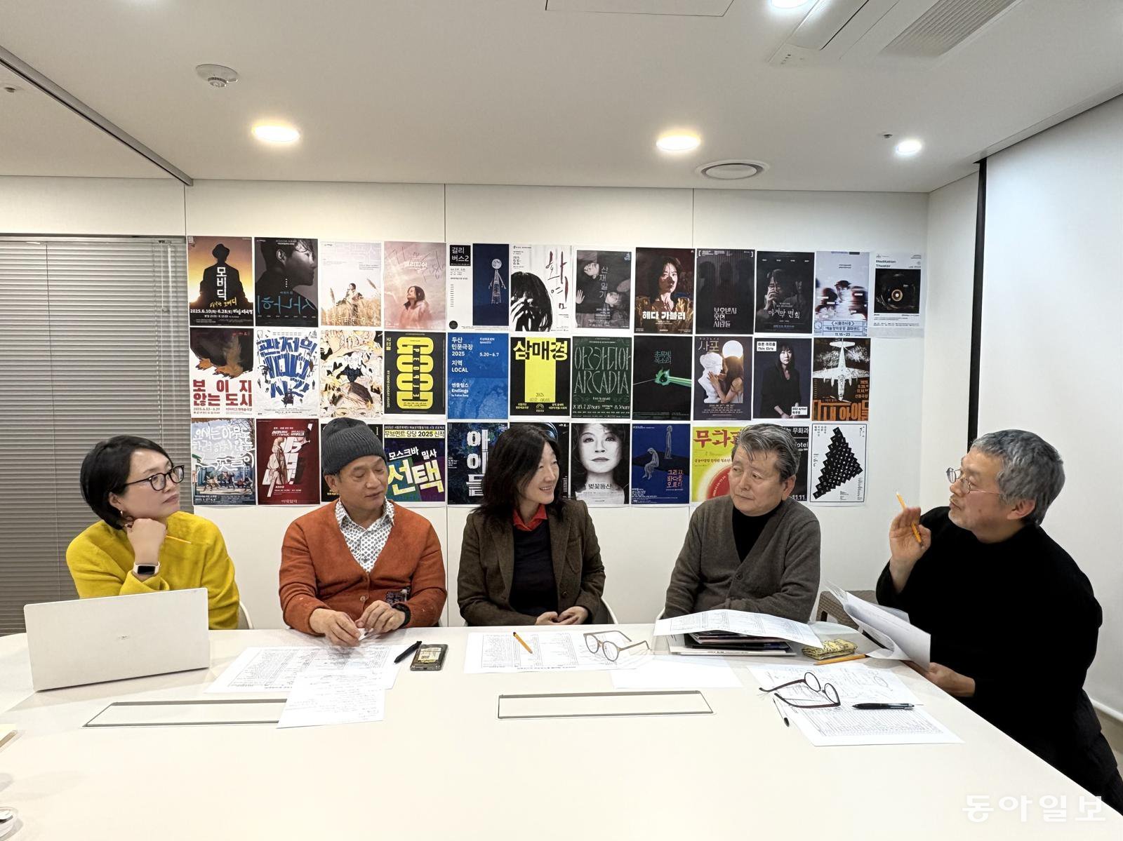 제62회 동아연극상 심사위원들이 15일 서울 서대문구 동아일보 충정로 사옥에서 심사를 하고 있다. 왼쪽부터 전정옥 평론가, 김정호 배우, 김명화 극작가 겸 평론가(심사위원장), 이태섭 무대예술가, 강량원 연출가. 김민 기자 kimmin@donga.com