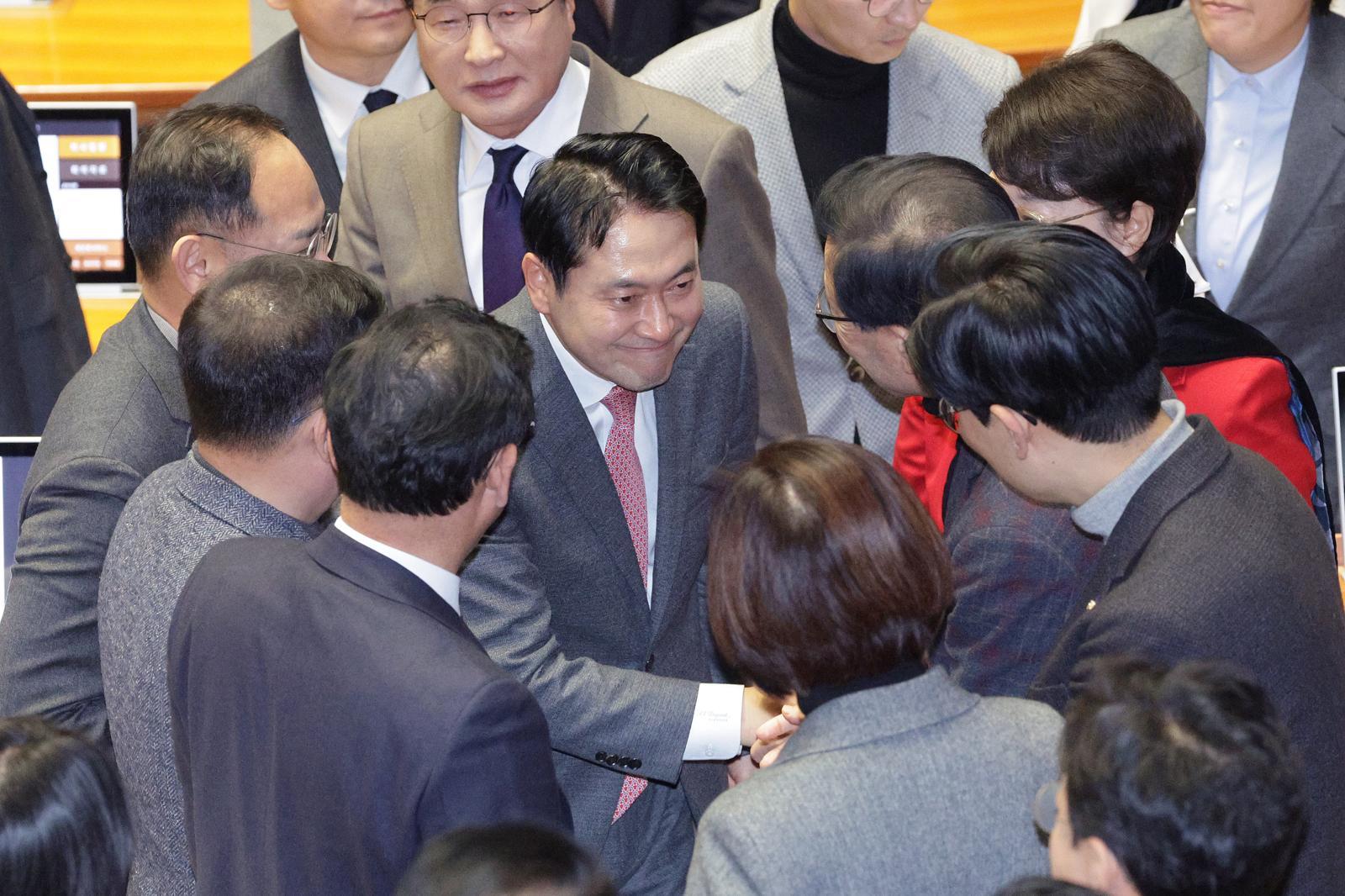 (서울=뉴스1) 신웅수 기자 = 장동혁 국민의힘 대표가 23일 서울 여의도 국회에서 열린 제430회국회(임시회) 제2차 본회의에서 ‘12·3 윤석열 비상계엄 등에 대한 전담재판부 설치 및 제보자 보호 등에 관한 특별법안(대안)에 대한 수정안’에 대한 무제한 토론(필리버스터)을 마친 후 의원들과 인사하고 있다. 2025.12.23/뉴스1