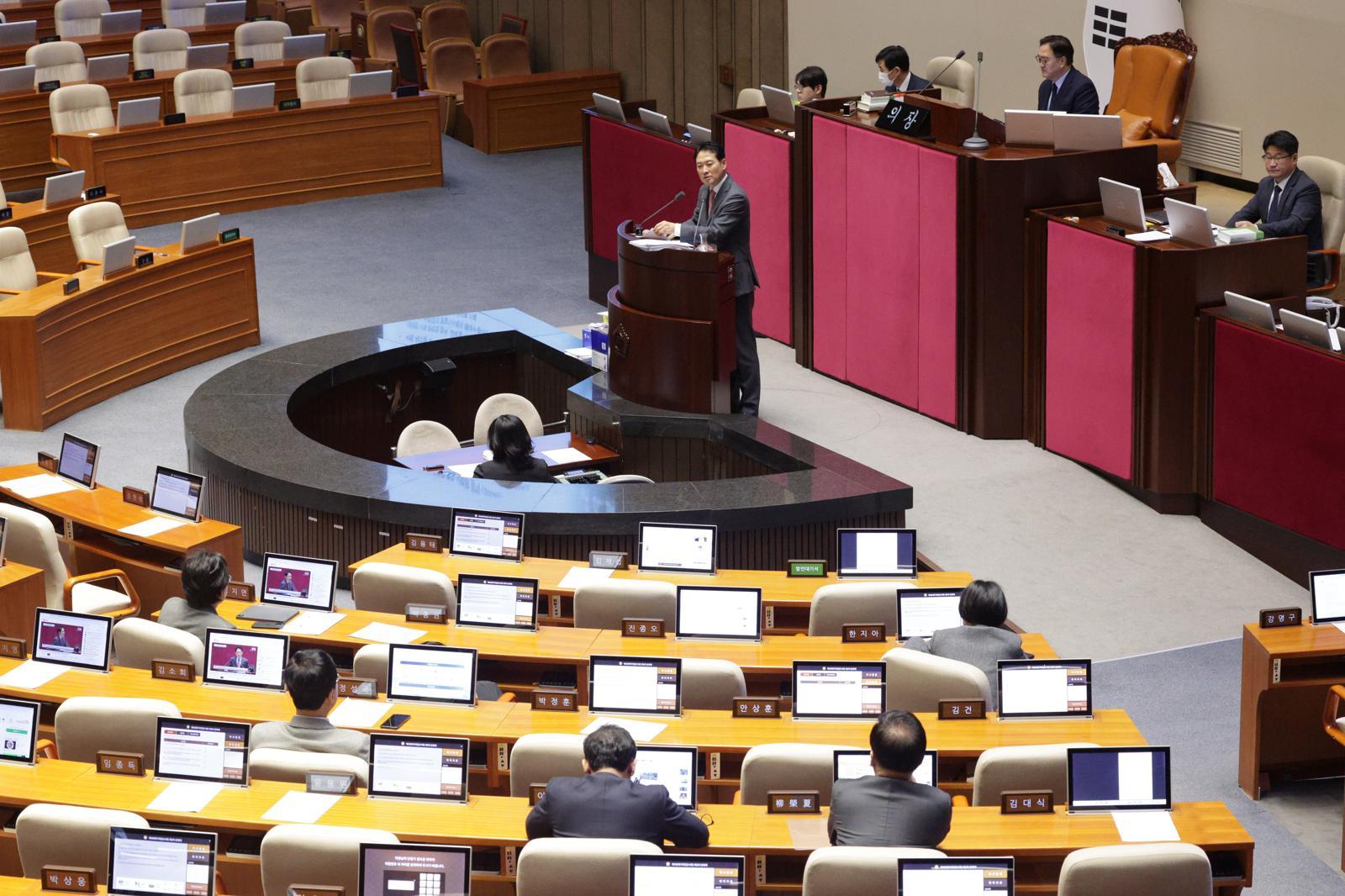 장동혁 국민의힘 대표가 23일 서울 여의도 국회에서 열린 제430회국회(임시회) 제2차 본회의에서 ‘12·3 윤석열 비상계엄 등에 대한 전담재판부 설치 및 제보자 보호 등에 관한 특별법안(대안)에 대한 수정안’에 대한 무제한 토론(필리버스터)을 하고 있다. 2025.12.23 뉴스1