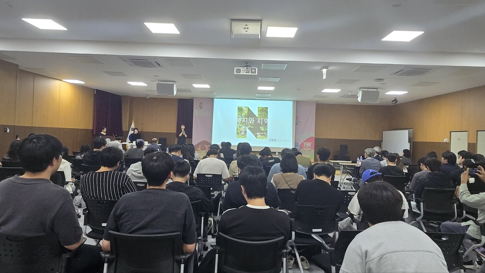 더휴앤에서 상품개발 전략과 성공사례를 발표하고 있다. 사진제공=더휴앤