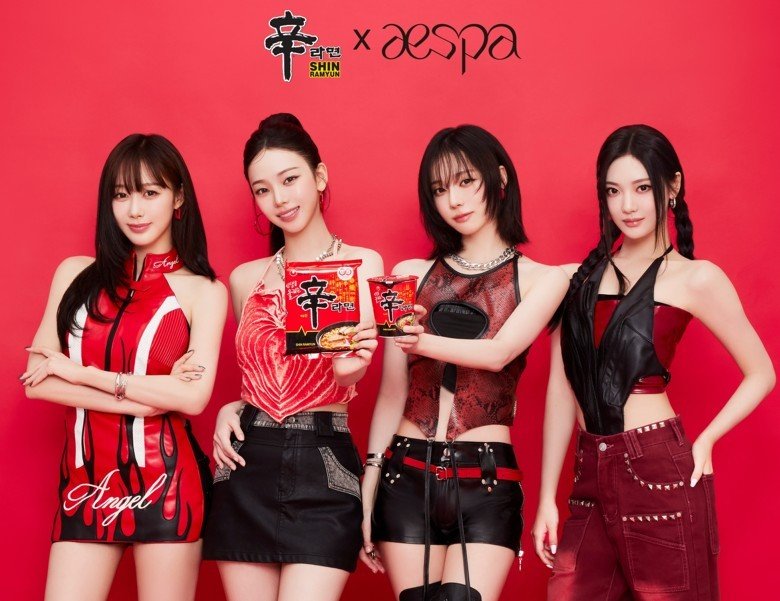 농심 ‘신라면’이 K-팝 그룹 에스파와 협업한 글로벌 광고 사례. K-팝 스타를 활용한 마케팅과 SNS 확산 전략으로 미국 젊은 소비층과 트렌드 민감층의 지지를 끌어냈다는 평가다. 뉴시스