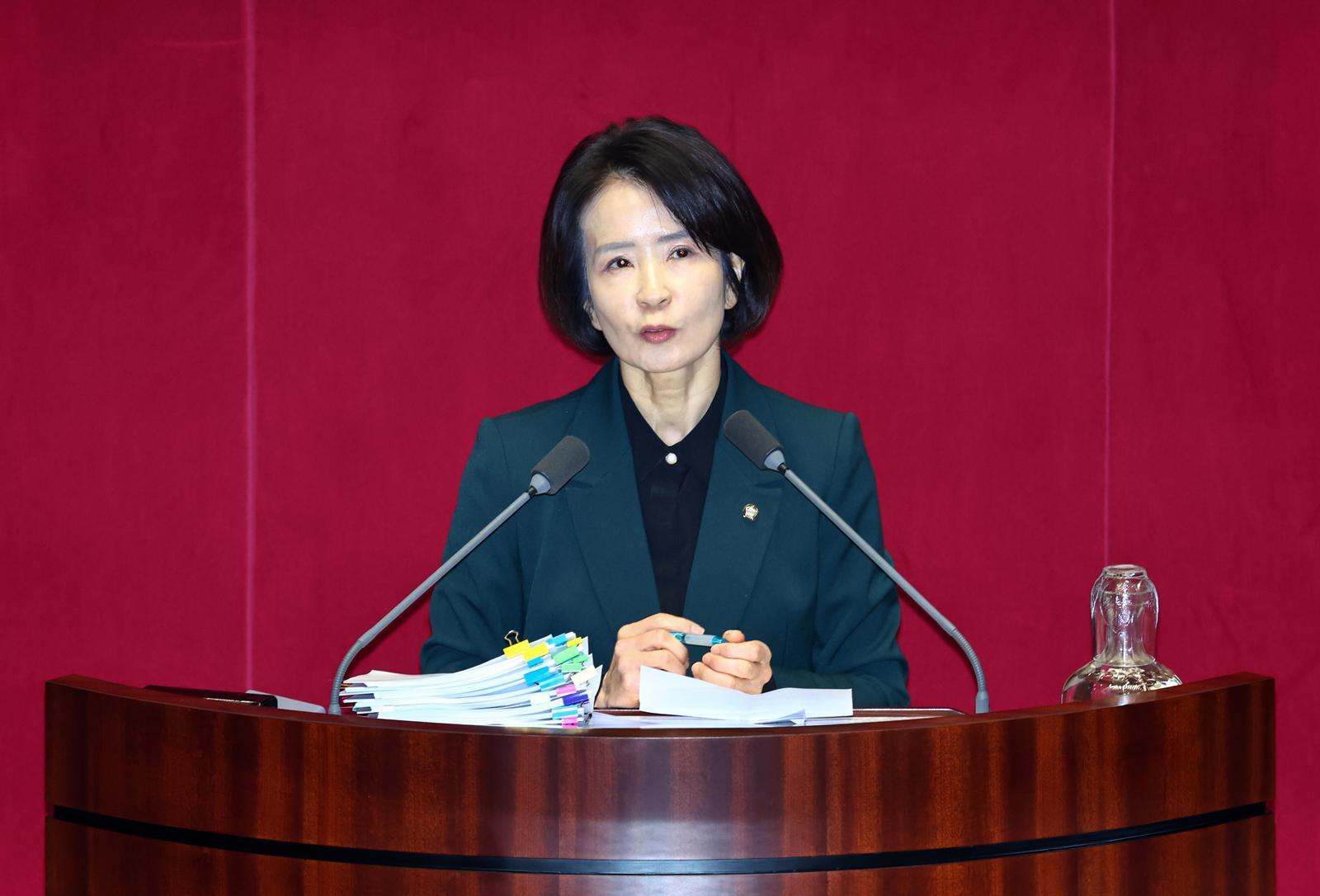 23일 서울 여의도 국회에서 열린 제430회국회(임시회) 제2차 본회의에서 최수진 국민의힘 의원이 정보통신망 이용촉진 및 정보보호 등에 관한 법률 일부개정법률안(대안)에 대한 반대 무제한토론(필리버스터)을 하고 있다. 2025.12.23 뉴시스