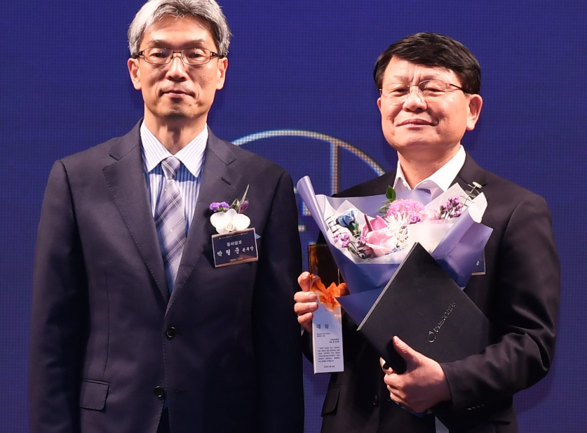 ‘2025 대한민국 산업대상’ 품질혁신 부문 중소벤처기업부 장관상을 수상한 김성중 회장(오른쪽).