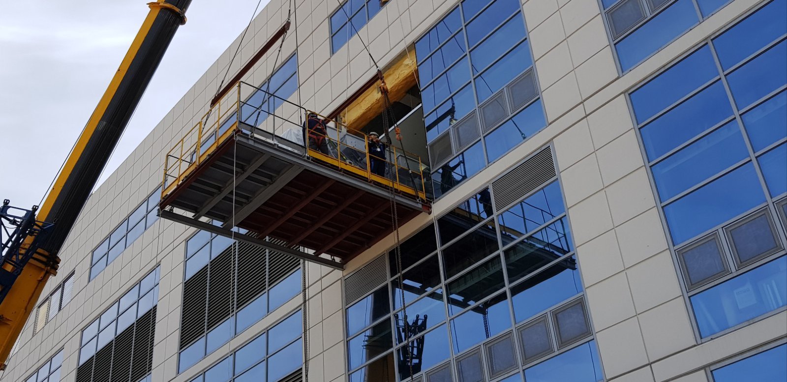 대형 설비가 인력과 체인블록을 이용해 건물 내부 계단을 통해 반입되고 있다. 대전도비 제공
