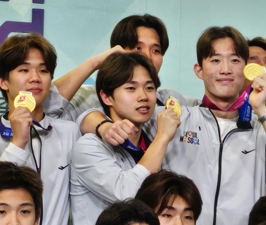 양푸른누리 선수(가운데)가 올 10월 제106회 전국체육대회 남고부 수구 종목에서 금메달을 딴 뒤 시상대에서 메달을 들어 보이고 있다. 초록우산 제공