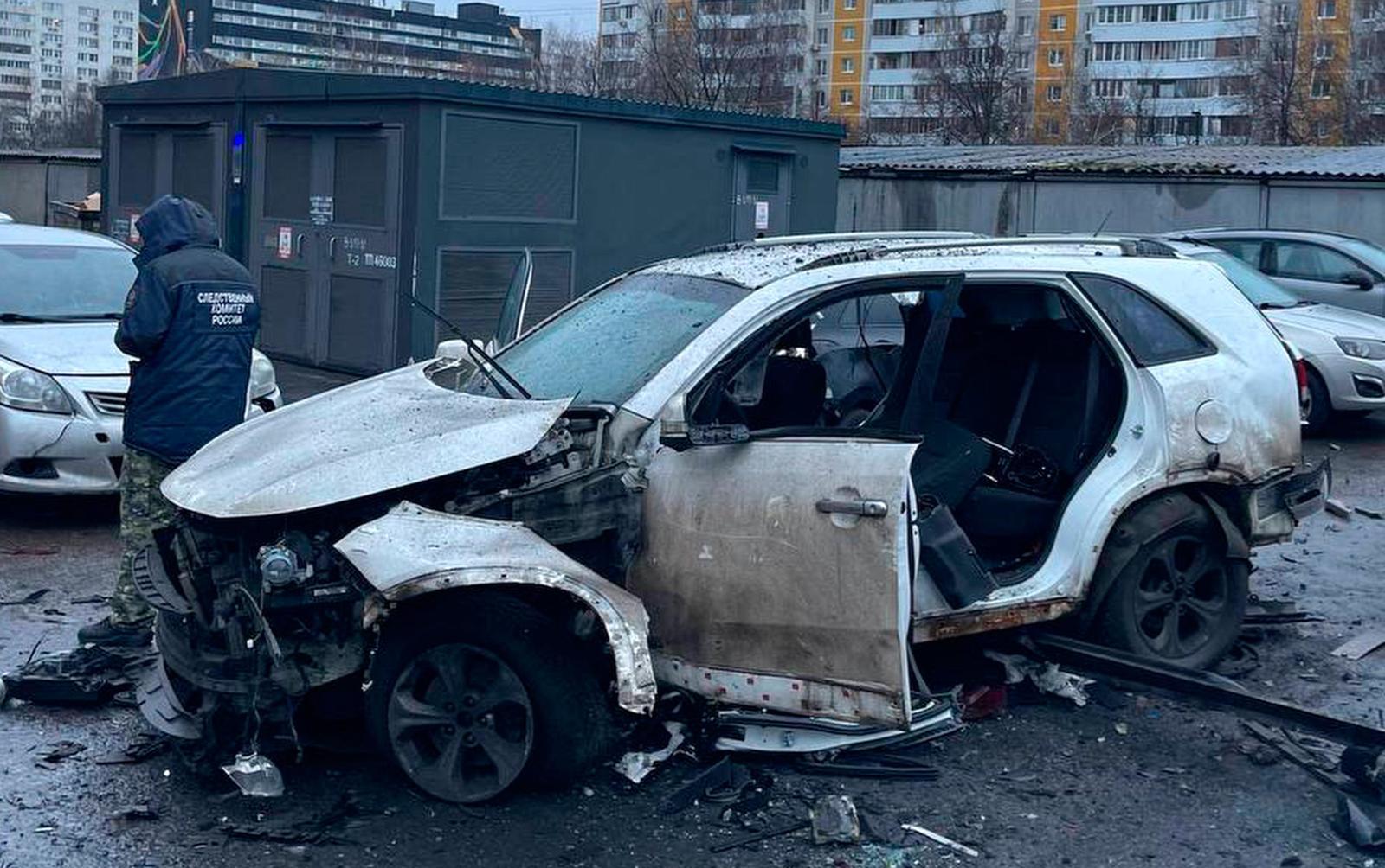 22일 러시아 모스크바의 주차장에서 폭파된 기아 쏘렌토 차량. 이 테러로 러시아군 총참모부 작전훈련국장인 파닐 사르바로프 중장이 숨졌다. 모스크바=AP 뉴시스