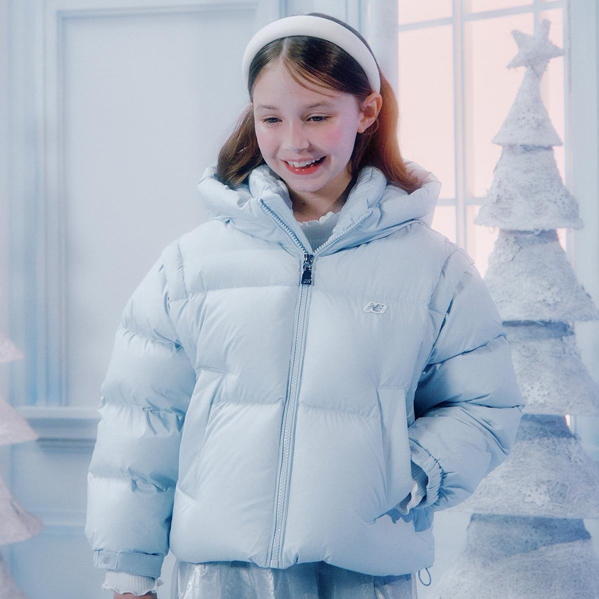 뉴발란스키즈의 여아 디테처블 크롭다운 제품으로, 소매를 탈착해 패딩 조끼 스타일로도 연출할 수 있다. 이랜드 제공