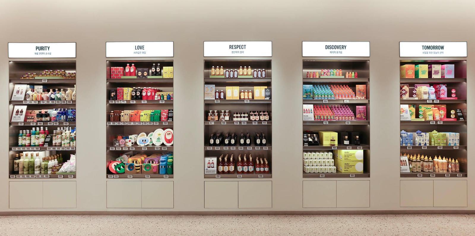 웰니스 그로서리를 한데 모은 ‘팬트리’에는 다양한 주제별로 큐레이션한 상품이 진열돼 있다. 신세계백화점 제공