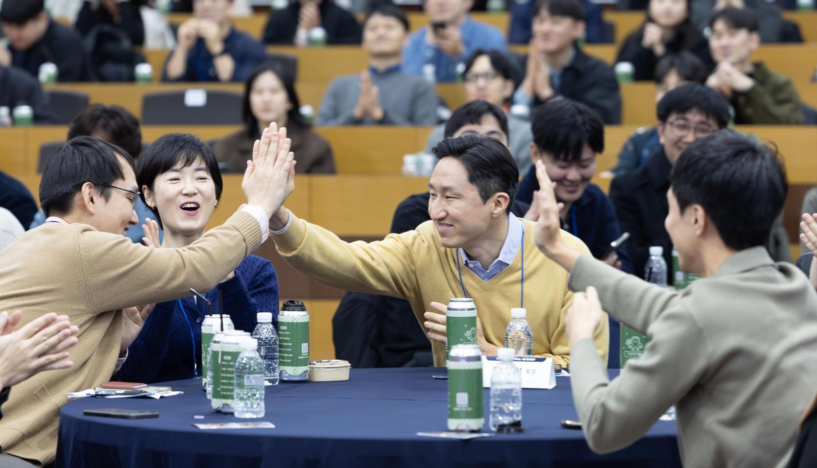 정기선 HD현대 회장(가운데)이 23일 울산 HD현대중공업 인재교육원에서 열린 ‘하이파이브 데이’에서 참석자들과 하이파이브를 나누고 있다. HD현대 제공