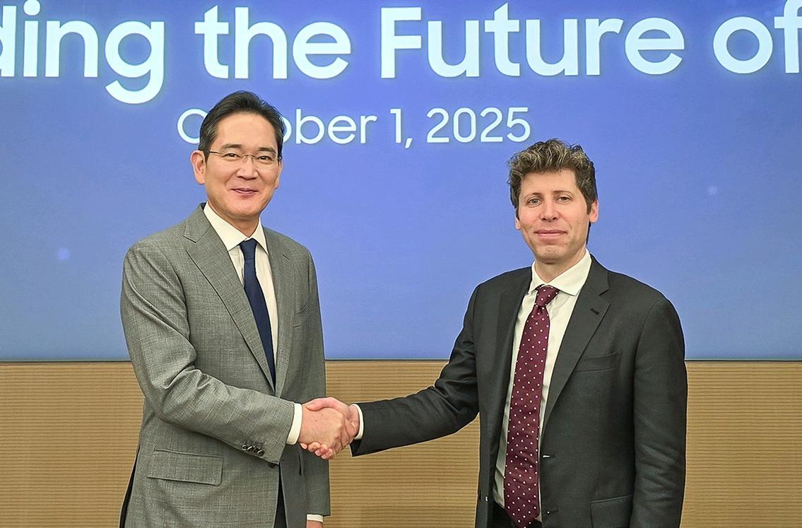 이재용 삼성전자 회장이 10월 삼성전자 서초사옥에서 열린 ‘글로벌 AI 핵심 인프라 구축을 위한 상호 협력 의향서(LOI) 체결식’ 당시 샘 올트먼 오픈AI 대표와 악수를 나누고 있다. 
삼성전자 제공