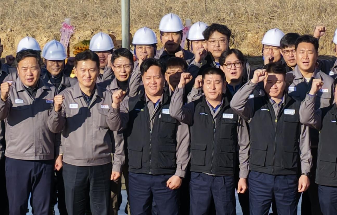 금호타이어 노사가 22일 전남 함평군 월야면 빛그린국가산업단지 내 함평공장 부지에서 노사 합동 안전 기원제와 윤리경영 실천 선포식을 열고 있다. 금호타이어 제공