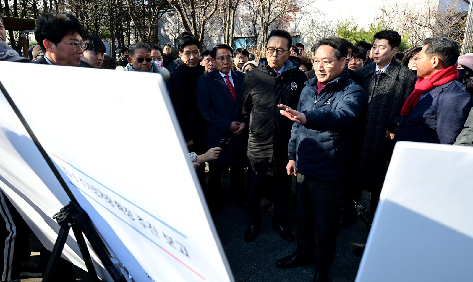 22일 인천 연수구 청학사거리에서 유정복 인천시장이 수도권 광역급행철도(GTX)-B 인천 구간 추가 정거장 확정 추진 상황을 점검하고 있다. 인천시 제공