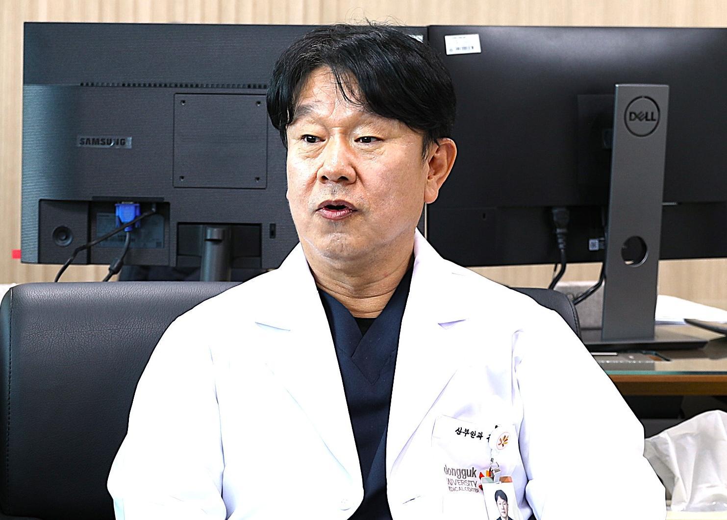 23일 동국대 경주병원 연구실에서 김도균 산부인과 교수가 자궁내막증 수술 과정을 설명하고 있다. 김 교수는 “세계적인 통계로 볼 때 우리나라 환자는 80만∼100만 명으로 추산된다”며 “젊은 날을 고통 속에서 보내는 여성 환자들이 병을 이겨낼 수 있도록 돕고 싶다”고 말했다. 
동국대 경주병원 제공