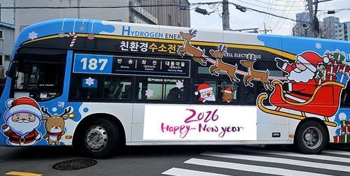 9년 동안 부산 시내를 누벼 온 대진여객 187번 산타버스. 부산시 제공