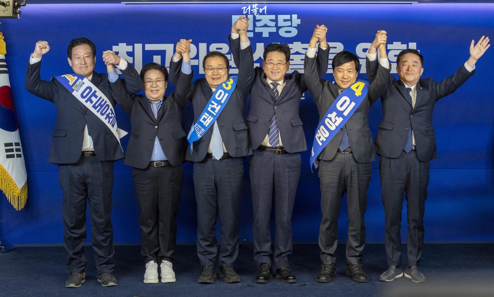 23일 서울 여의도 더불어민주당 중앙당사에서 열린 최고위원 선출을 위한 1차 합동연설회에서 유동철(왼쭉부터), 문정복, 이건태, 이성윤, 강득구 최고위원 후보들이 지지를 호소하고 있다. 2025.12.23 국회사진기자단