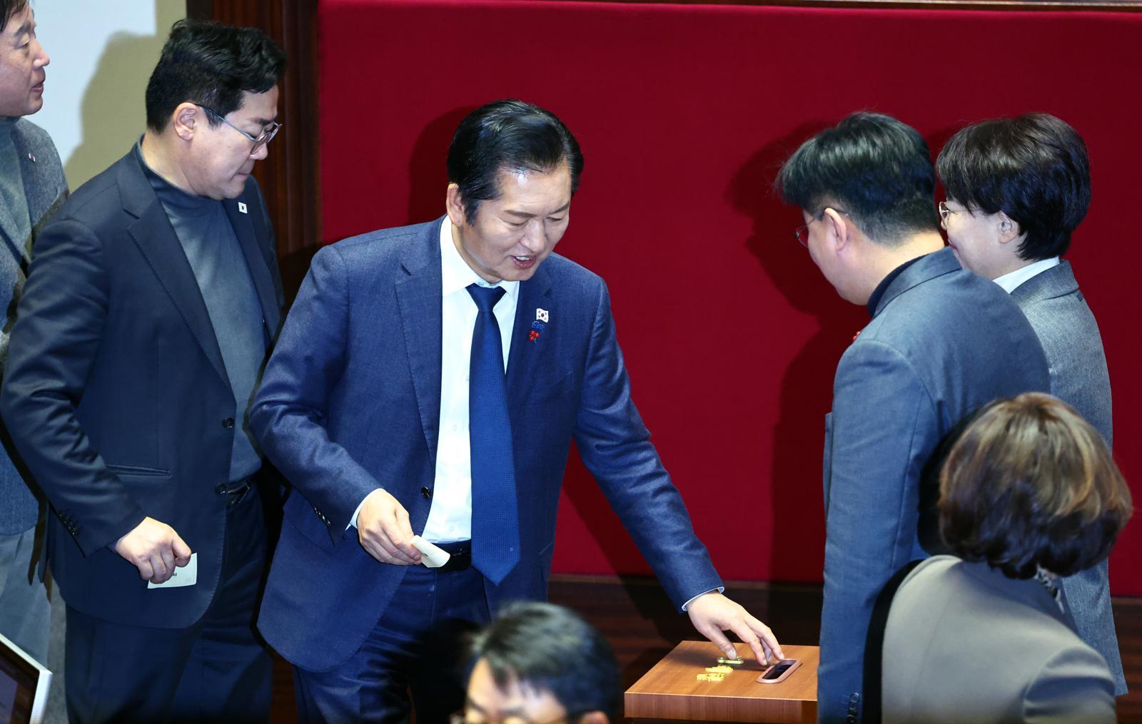 정청래 더불어민주당 대표가 23일 서울 여의도 국회에서 열린 제430회국회(임시회) 제2차 본회의에서 12·3 윤석열 비상계엄 등에 대한 전담재판부 설치 및 제보자 보호 등에 관한 특별법안(대안) 수정안에 대한 무제한토론(필리버스터) 종결 동의의 건 투표를 하고 있다. 2025.12.23. 서울=뉴시스