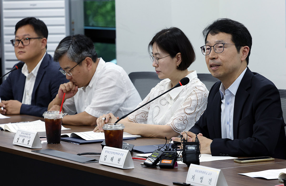 의사인력 수급추계위원회 위원장으로 선출된 김태현 한국보건경제정책학회 회장이 지난 8월 12일 오후 서울 중구 남대문로 T타워에서 열린 의사인력 수급추계위원회 제1차 회의에서 모두 발언을 하고 있다. 2025.8.12. 뉴스1