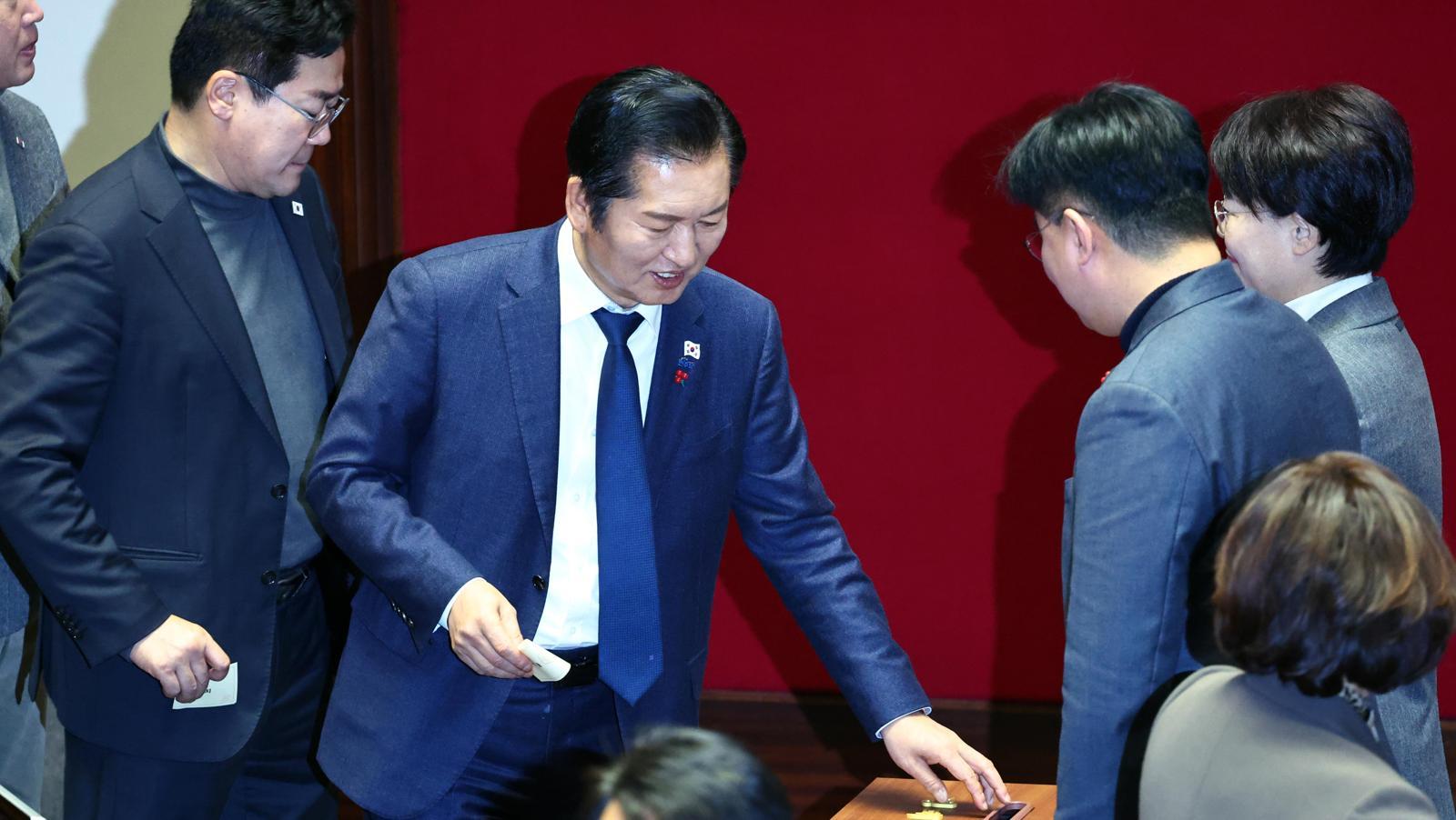 투표하는 정청래
더불어민주당 정청래 대표(가운데)가 23일 국회 본회의에서 ‘내란전담재판부 설치법’의 필리버스터(무제한 토론) 종결을 위한 투표를 하고 있다. 정 대표는 전날 최고위원회의에서 “이번 법은 위헌성과 위험성을 모두 제거했다”며 “조희대 사법부의 내란청산 방해 책동을 넘어서겠다”고 강조한 바 있다. 뉴시스