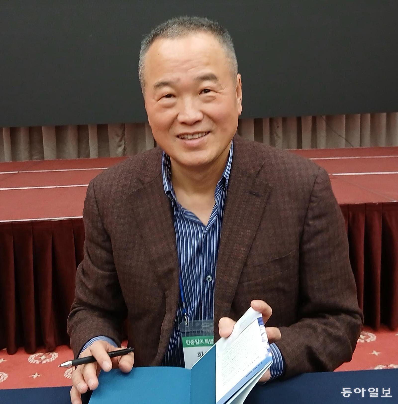 황누보 중국 중쿤그룹 회장이 23일 서울 광진구 세종대에서 열린 문학 행사에서 자신의 장편소설 ‘초모랑마’ 한국어판에 사인하고 있다. 기업가 겸 작가인 그는 올해 7월 제1회 동아시아문학상 대상을 받았다. 
임현석 기자 lhs@donga.com