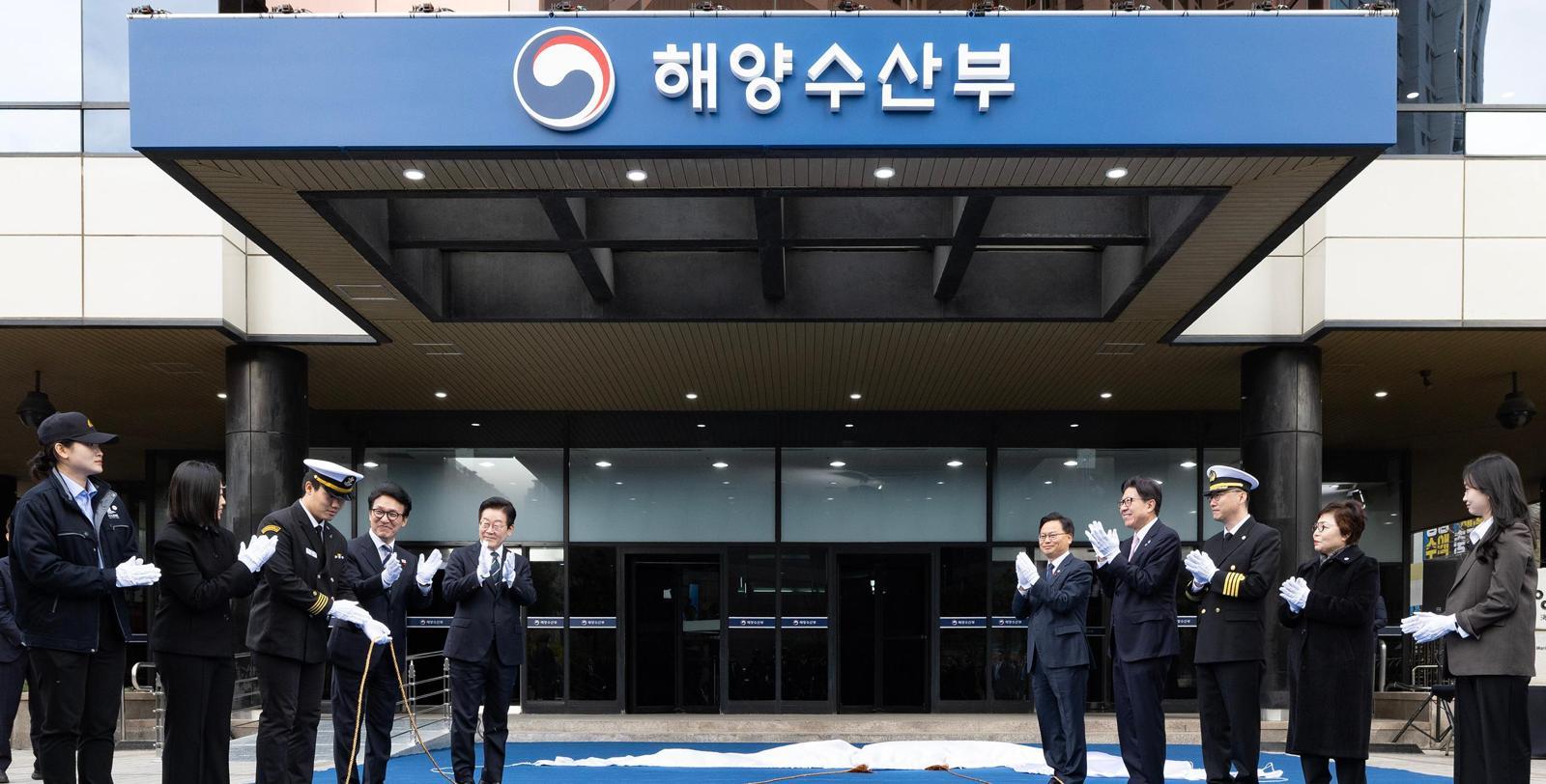 부산 해양수산부 청사 문열어
이재명 대통령(왼쪽에서 다섯 번째)과 해양수산부 관계자들이 23일 부산 동구 수정동 해수부 청사에서 열린 현판 제막식에서 박수를 치고 있다. 이 대통령은 통일교 금품 수수 의혹으로 사퇴한 전재수 전 해수부 장관의 후임에 대해 “가급적 부산 지역에서 인재를 구하기 위해 노력하고 있다”고 밝혔다. 부산=대통령실사진기자단