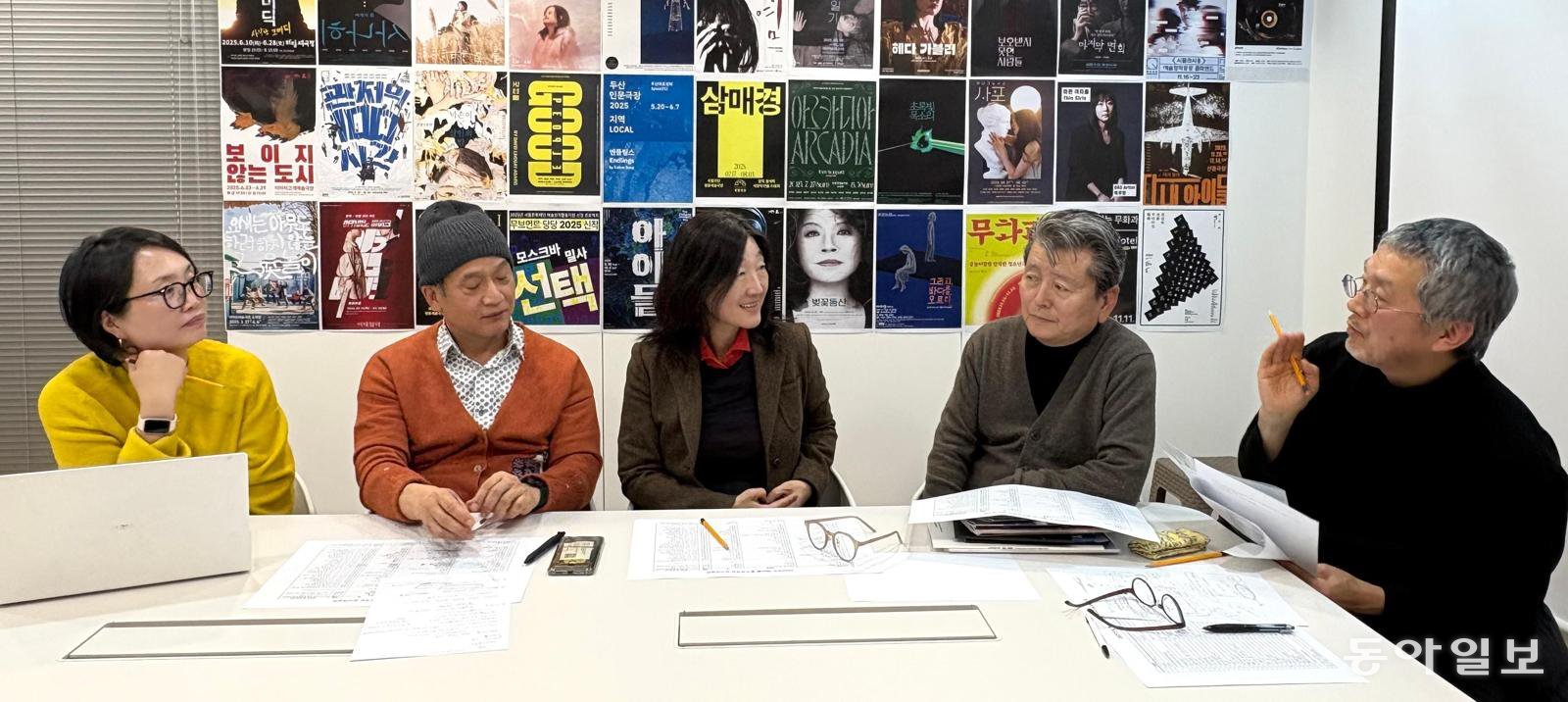 제62회 동아연극상 심사위원들이 15일 서울 서대문구 동아일보 충정로 사옥에서 심사를 하고 있다. 왼쪽부터 전정옥 평론가, 김정호 배우, 김명화 극작가 겸 평론가(심사위원장), 이태섭 무대예술가, 강량원 연출가. 
김민 기자 kimmin@donga.com