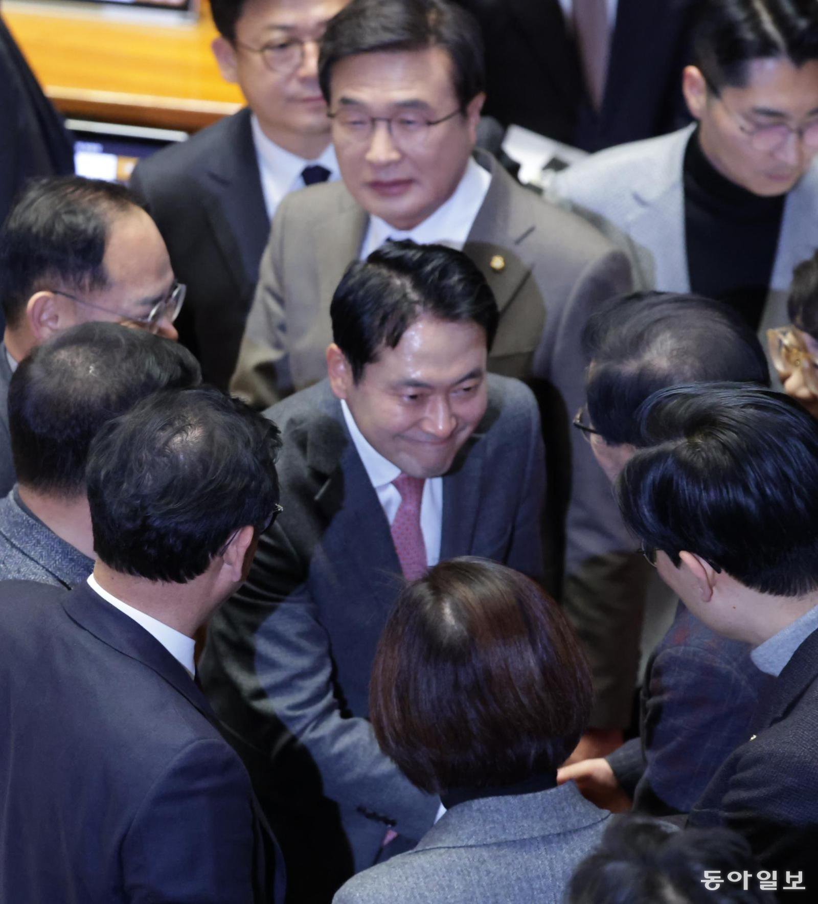 국민의힘 장동혁 대표(가운데)가 23일 서울 여의도 국회 본회의장에서 내란전담재판부 설치법 반대 필리버스터를 마친 후 동료 의원들과 악수를 나누고 있다. 장 대표는 24시간 동안 토론을 진행해 필리버스터 최장 기록을 깼다. 박형기 기자 oneshot@donga.com