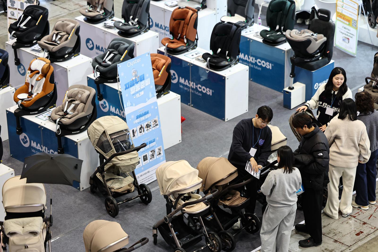 경기 고양시 킨텍스에서 열린 제51회 맘앤베이비엑스포에서 관람객들이 육아용품을 살펴보고 있다. 2025.11.27/뉴스1