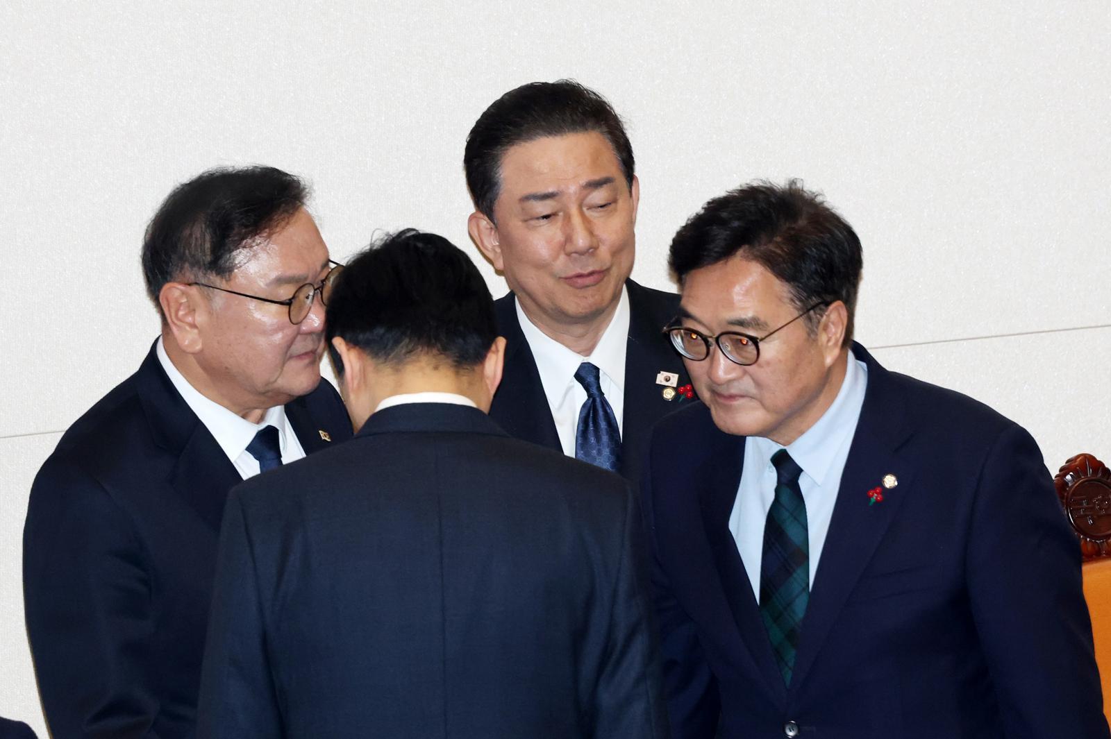 23일 오후 서울 여의도 국회에서 열린 제430회국회(임시회) 제2차 본회의에서 최수진 국민의힘 의원이 정보통신망 이용촉진 및 정보보호 등에 관한 법률 일부개정법률안(대안) 수정안에 대한 무제한 토론(필리버스터)을 하는 가운데 김병기 더불어민주당 원내대표, 김태년 의원이 의장석으로 가 우원식 국회의장과 대화하고 있다. 2025.12.23/뉴스1