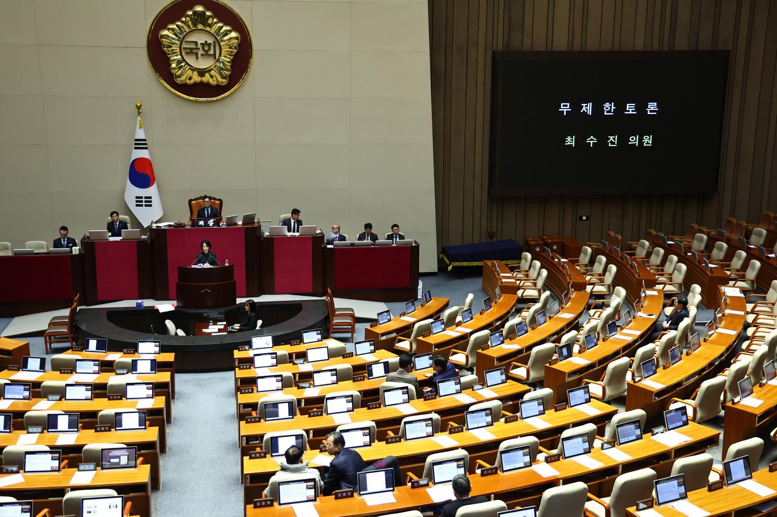 23일 서울 여의도 국회에서 열린 제430회국회(임시회) 제2차 본회의에서 최수진 국민의힘 의원이 정보통신망 이용촉진 및 정보보호 등에 관한 법률 일부개정법률안(대안)에 대한 반대 무제한토론(필리버스터)을 하고 있다. 2025.12.23. 서울=뉴시스