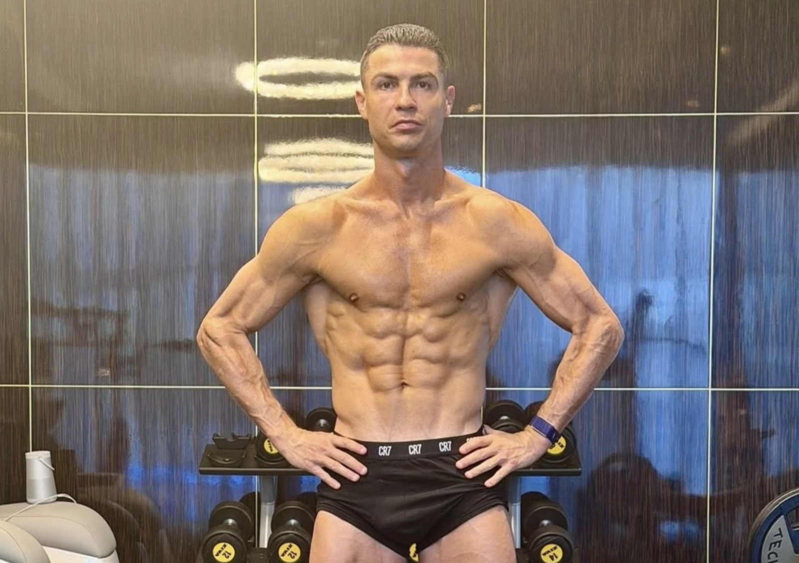 크리스티아누 호날두가 체지방 7%라는 경이로운 수치를 기록하며 다상 수면과 하루 6끼 식단 등 철저한 자기관리 비결을 공개했다. 뉴시스