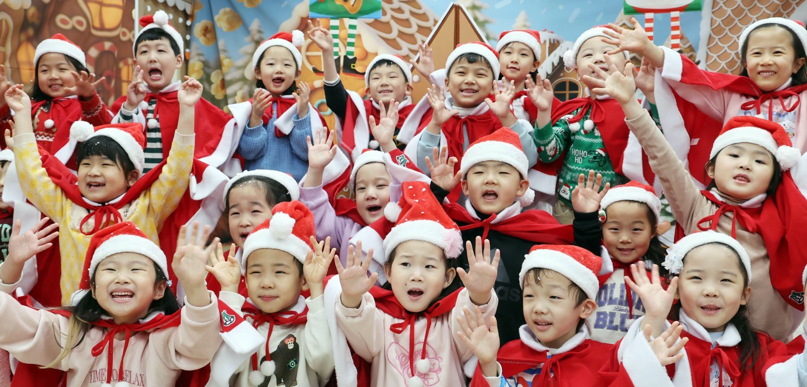 크리스마스를 이틀 앞둔 23일 부산 부산진구청 어린이집에서 산타 복장을 한 원생들이 인공 눈을 맞으며 즐거운 시간을 갖고 있다. 2025.12.23. [부산=뉴시스]