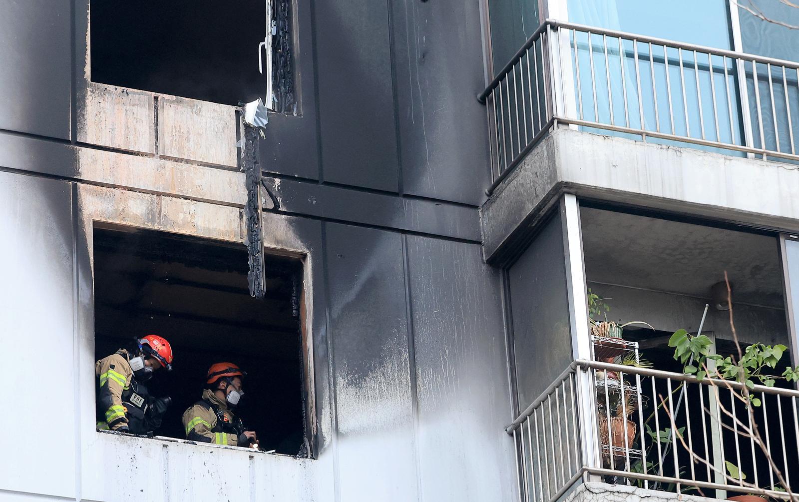 24일 오전 서울 송파구 방이동 한 아파트 5층에서 화재가 발생해 소방대원들이 현장을 살펴보고 있다. 이번 화재로 심정지 상태로 2명이 병원으로 이송됐으며 주민 37명이 대피하고 4명이 구조됐다. 소방당국은 오전 7시 11분 완진했다고 밝혔다. 2025.12.24 뉴스1