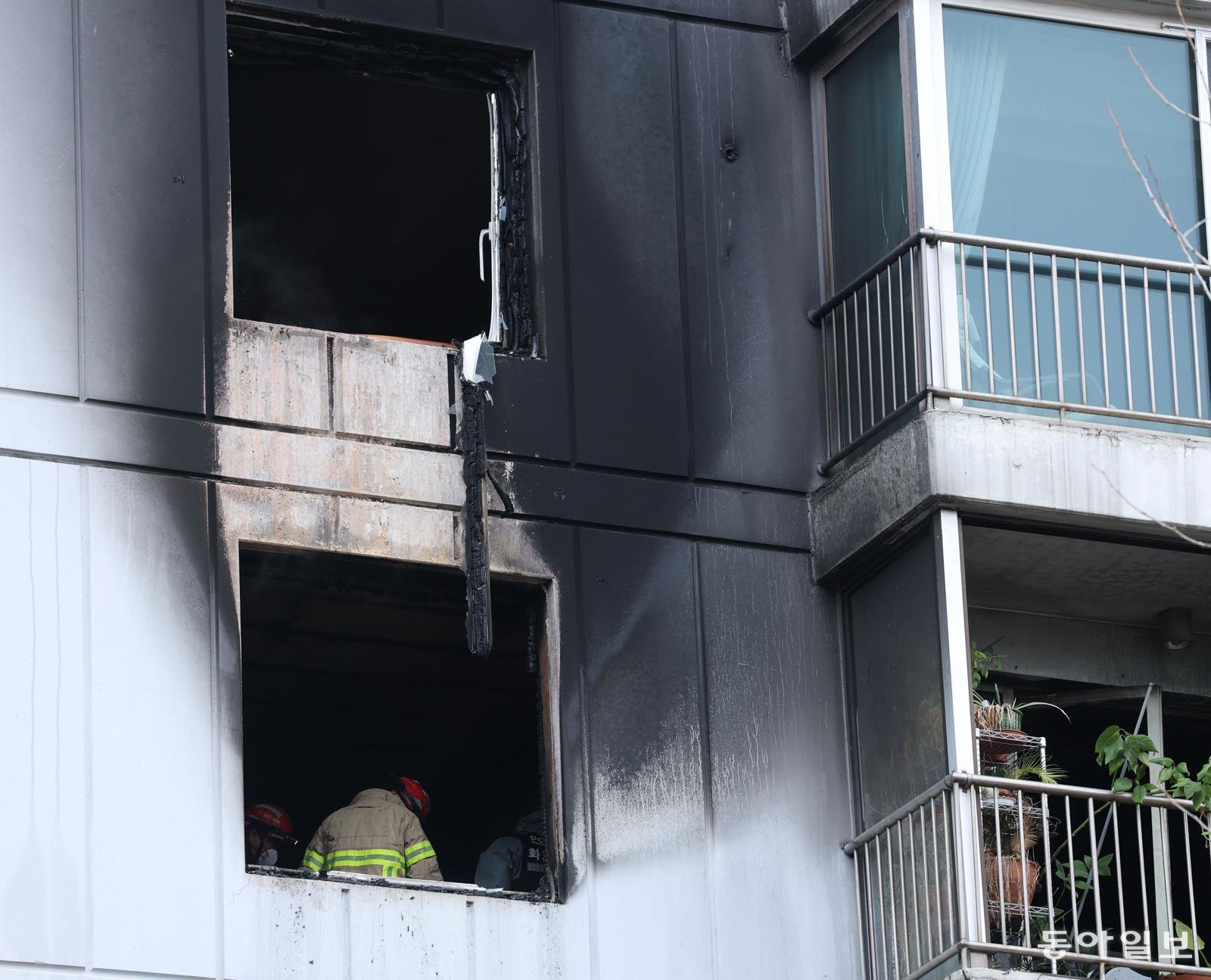 24일 오전 5시 36분경 서울 송파구 방이동  올림픽선수촌 아파트 225동 5층에서 불이나 주민 2명이 심정지 상태로 이송됐다.불은 1시간반 만에 진압됐다. 경찰과 소방 화재감식반들이 화재 원인을 찾고 있다. 신원건 기자 laputa@donga.com