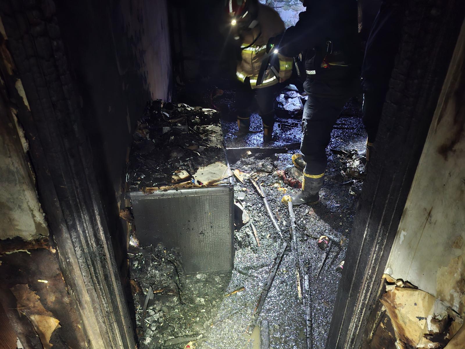 소방관들이 화재 현장을 살펴보고 있는 모습. 2025.12.24 송파소방서 제공