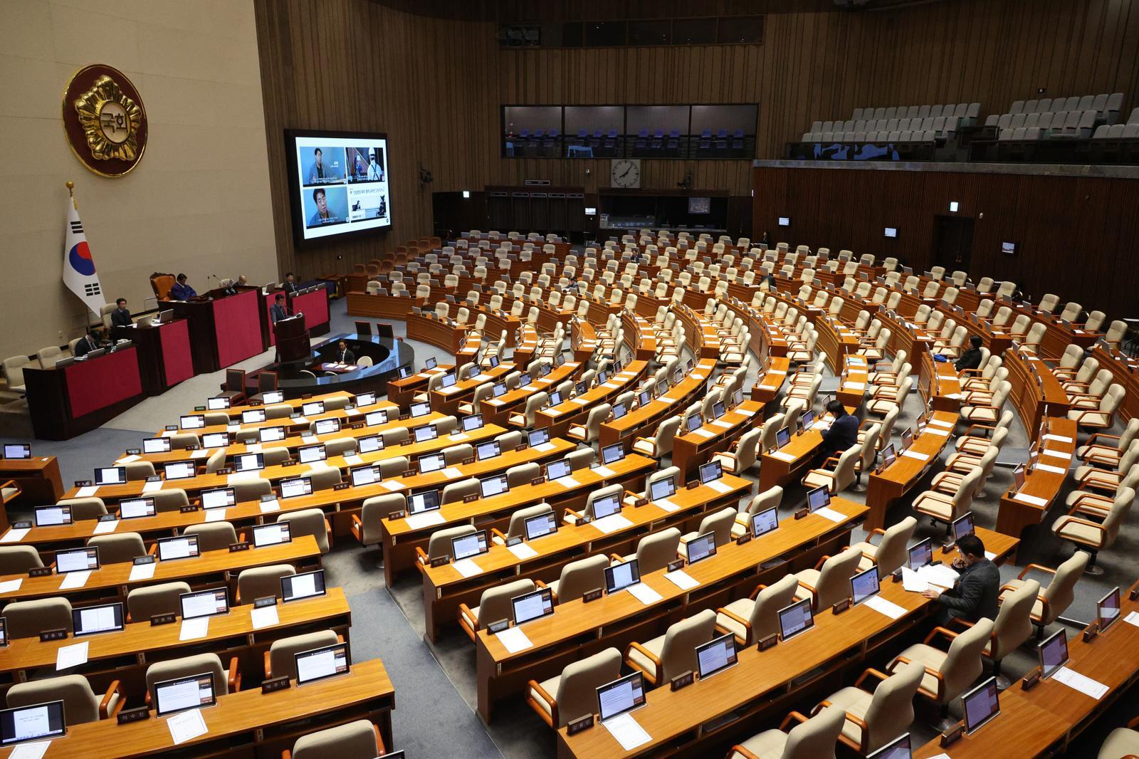 노종면 더불어민주당 의원이 24일 서울 여의도 국회에서 열린 제430회국회(임시회) 제2차 본회의에서 ‘정보통신망 이용촉진 및 정보보호 등에 관한 법률 일부개정법률안(대안) 수정안’에 대한 무제한 토론(필리버스터)을 하고 있다. 2025.12.24/뉴스1