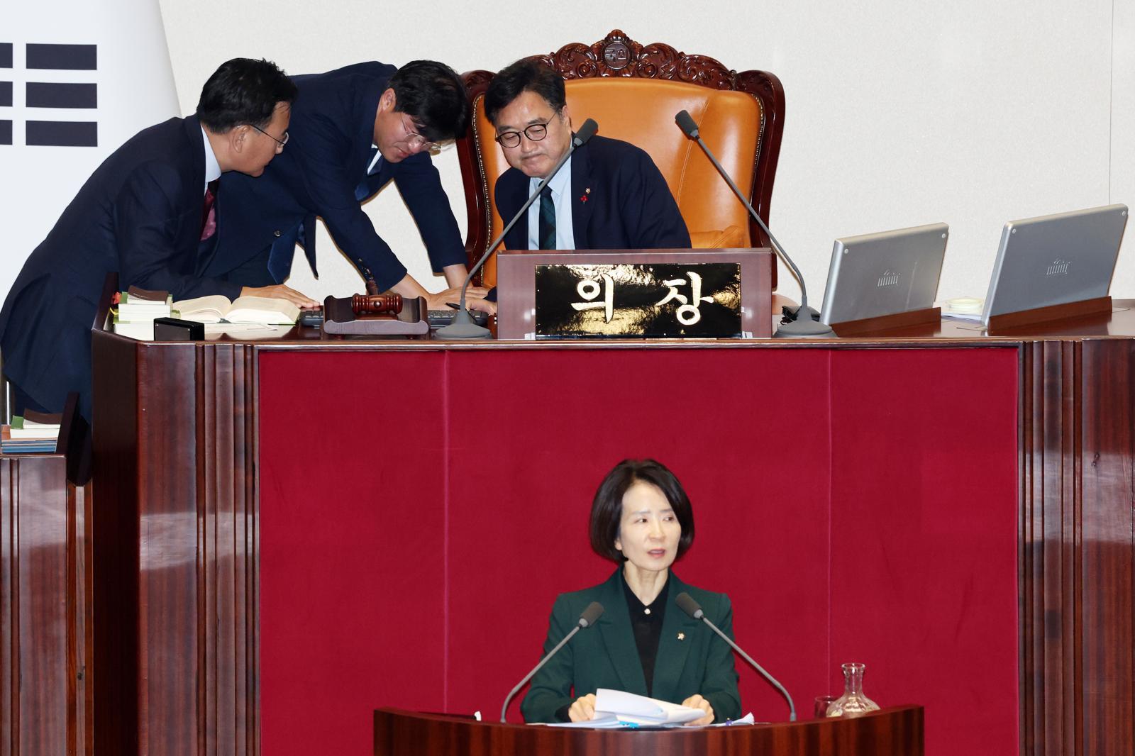 23일 국회 본회의에서 최수진 국민의힘 의원이 정보통신망법 수정안에 대한 필리버스터을 하는 가운데 유상범 국민의힘 원내수석이 우원식 국회의장과 대화하고 있다. 뉴스1