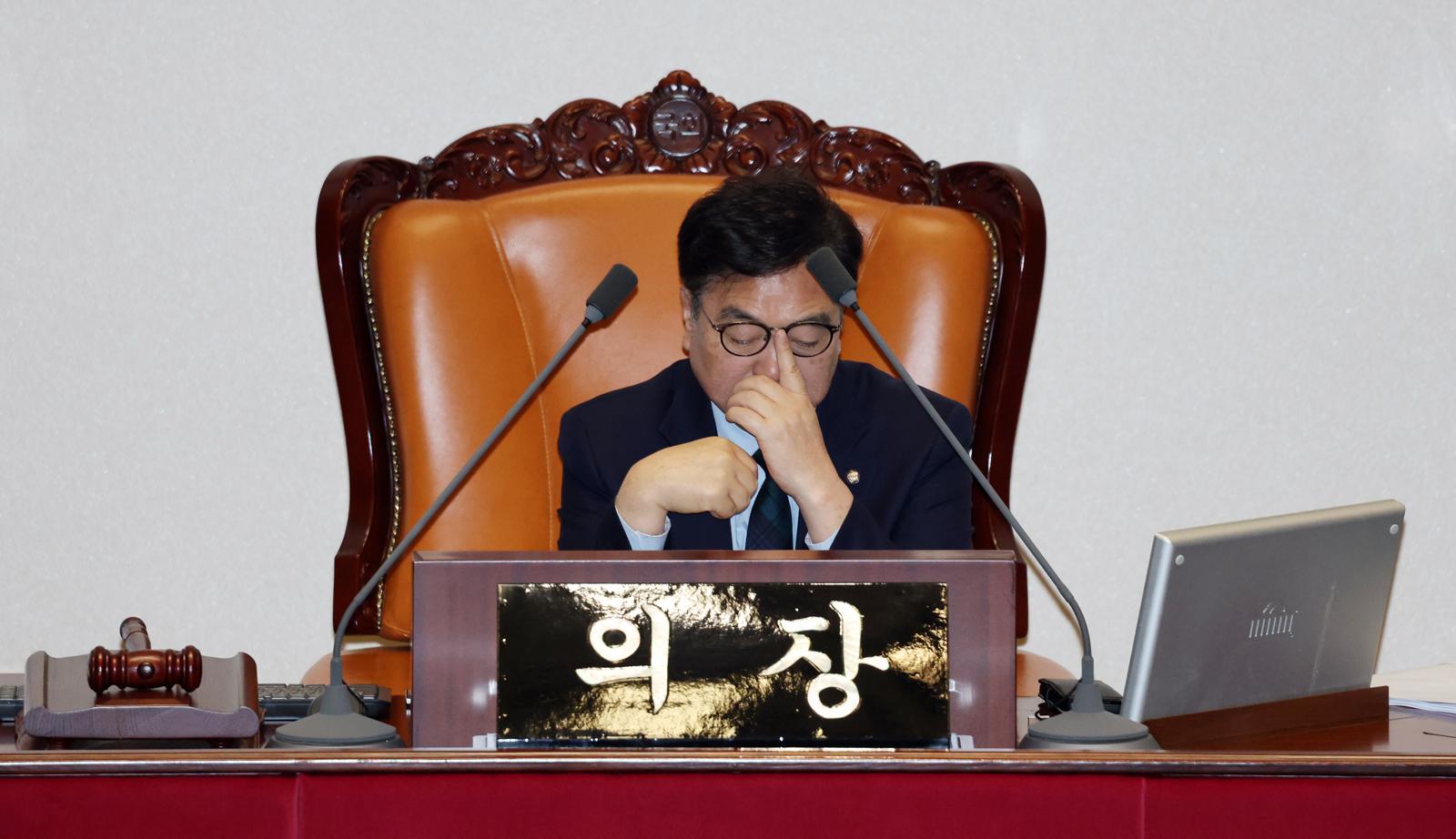 23일 국회 본회의에서 정보통신망법 개정안에 대한 필리버스터가 이어지는가운데 우원식 국회의장이 안경을 고쳐쓰고 있다. 뉴스1