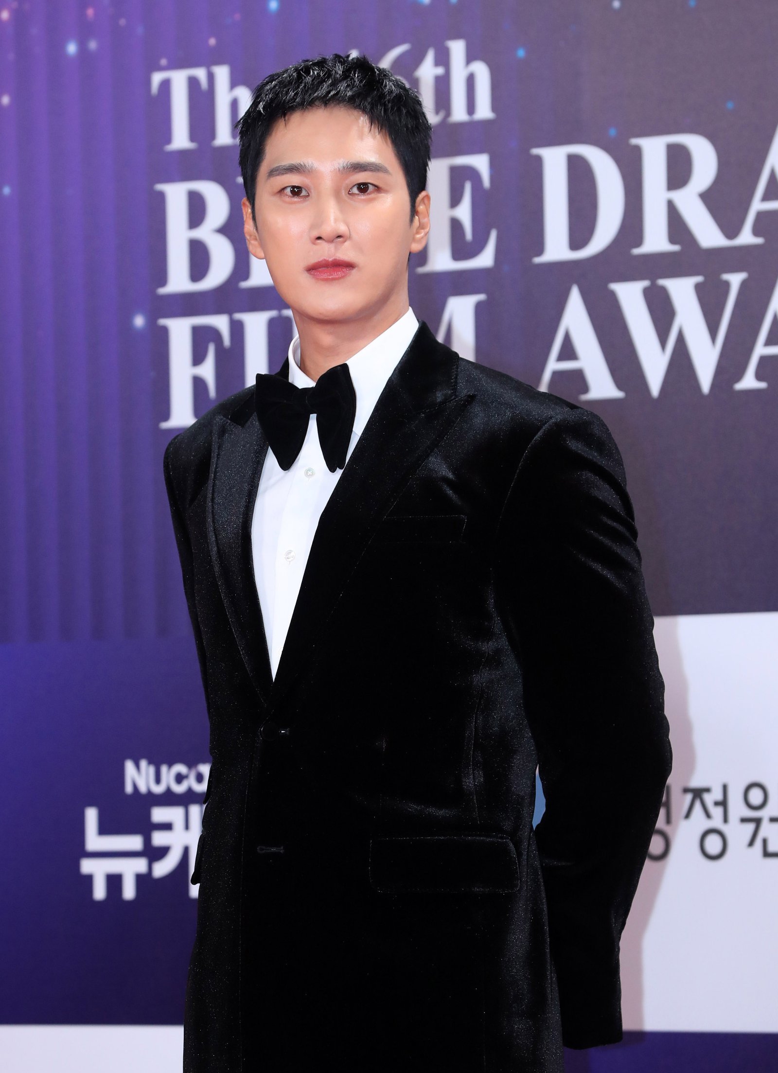 배우 안보현이 19일 오후 서울 영등포구 KBS홀에서 열린 제46회 청룡영화상 레드카펫 행사에서 포즈를 취하고 있다. 2025.11.19. [서울=뉴시스]