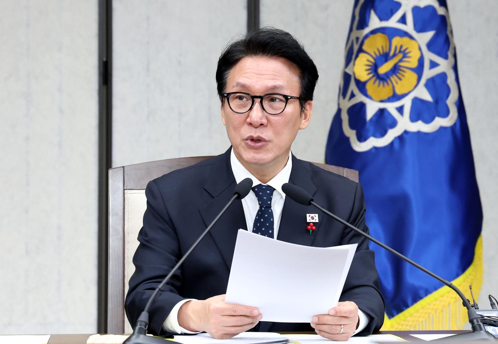 김민석 국무총리가 24일 세종시 정부세종청사에서 열린 국가정책조정회의를 주재하며 가습기살균제 참사 피해 대책, 국민불편 민생규제 개선 등 안건에 대해 발언하고 있다. 뉴스1