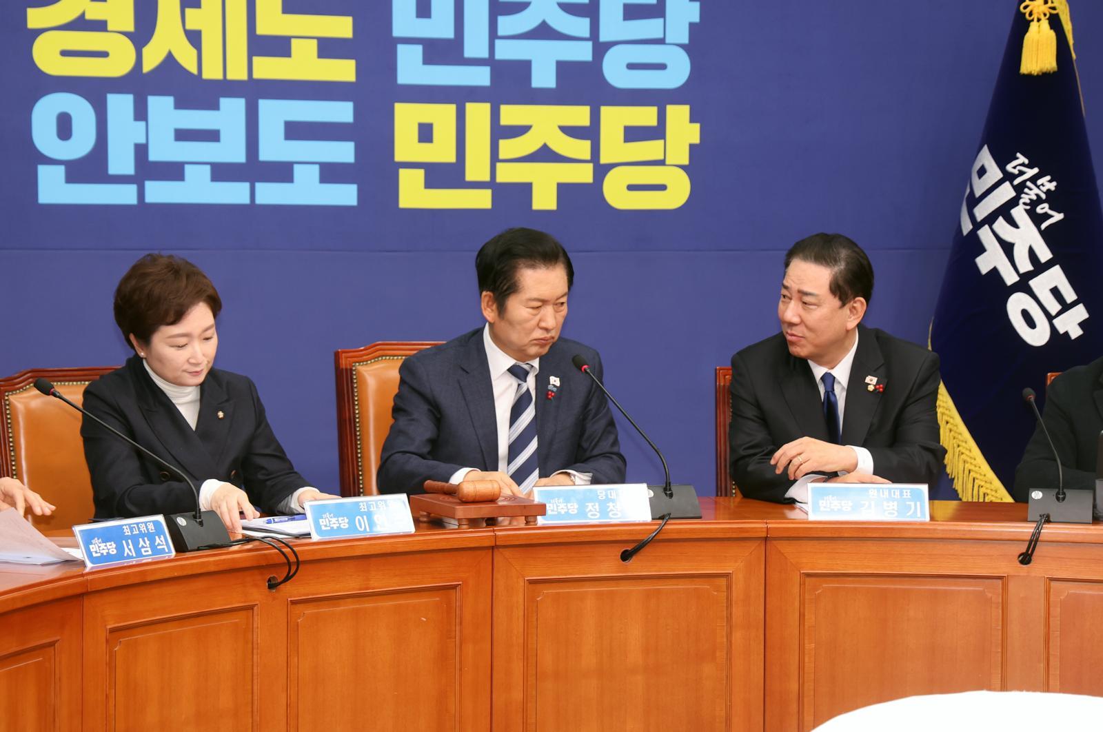 24일 오전 여의도 국회에서 민주당 최고위원회의가 열렸다. 정청래 더불어민주당 대표와 김병기 원내대표 등이 참석했다.