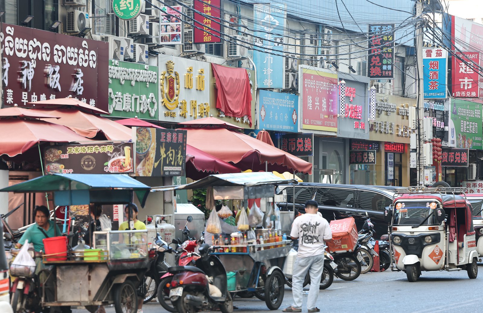 캄보디아 프놈펜 한 거리 상가에 중국어와 크메르어가 혼재된 간판들이 붙어 있다. (뉴스1 DB) 2025.10.19/뉴스1