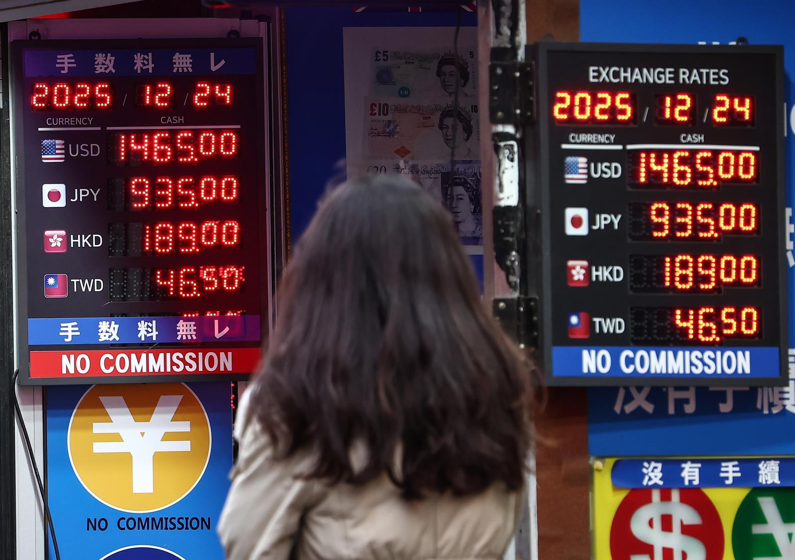 외환당국의 강력한 구두 개입으로 환율이 1460원대로 급락한 24일 오전 서울 시내의 환전소 전광판에 환율 등 정보가 나오고 있다. 이날 환율은 전날보다 1.3원 오른 1484.9원으로 개장한 후 외환당국의 구두개입에 힘입어 20원 급락한 1460원 수준으로 내려앉았다. 2025.12.24 뉴스1