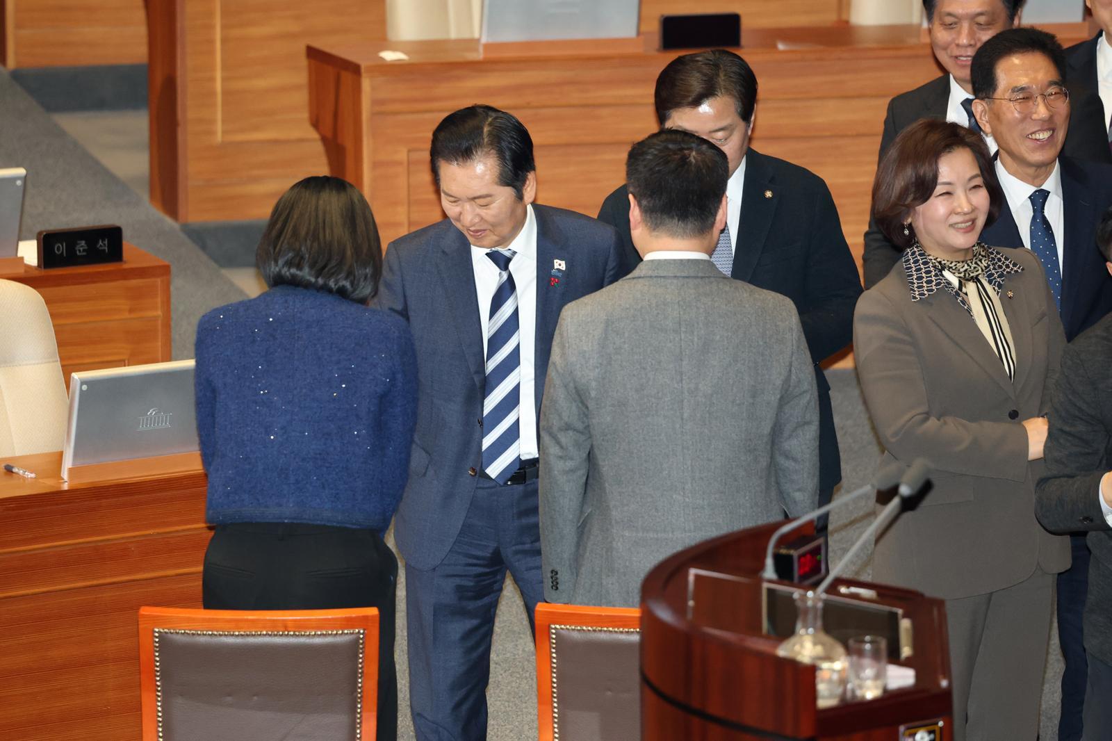 정청래 더불어민주당 대표가 23일 서울 여의도 국회에서 열린 제430회국회(임시회) 제2차 본회의에서 정보통신망 이용촉진 및 정보보호 등에 관한 법률 일부개정법률안(대안) 수정안에 대한 무제한 토론(필리버스터) 종결동의의 건 투표를 하고 있다. 2025.12.24/뉴스1